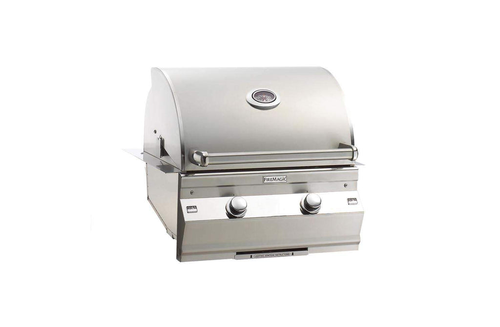 Built-in gas grill in stainless steel with front control knobs and hood handle