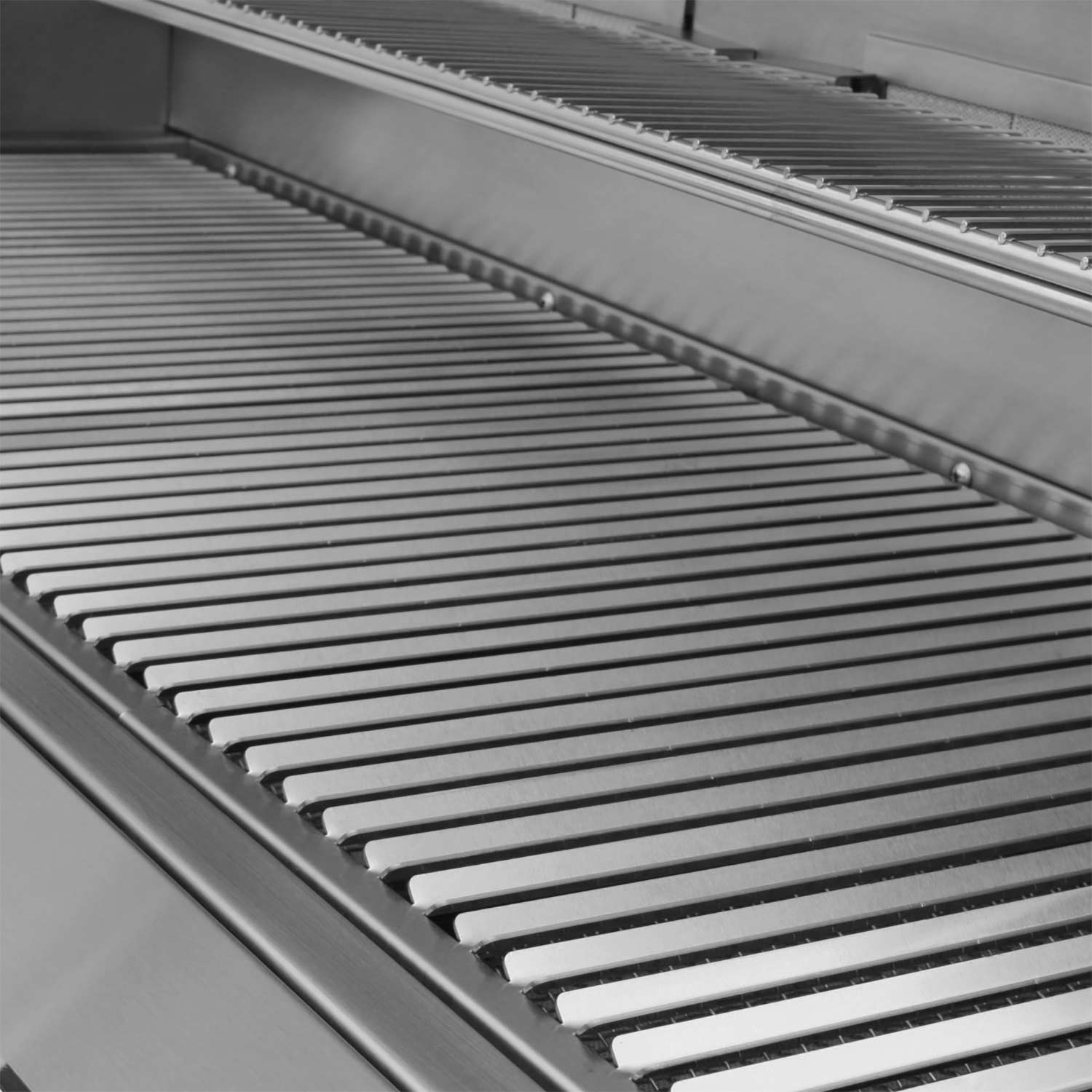 Stainless grill grate with parallel bars and drip tray along edge