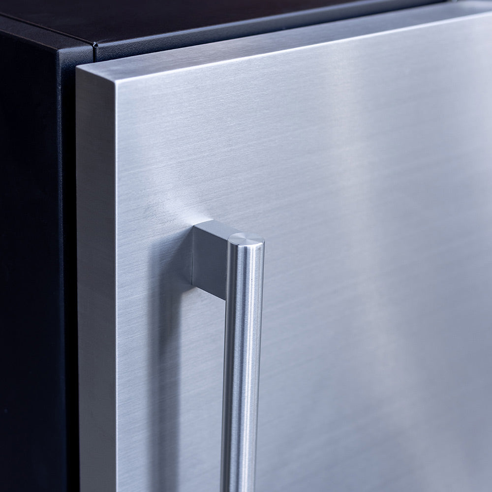 Stainless nugget ice maker side handle and door edge