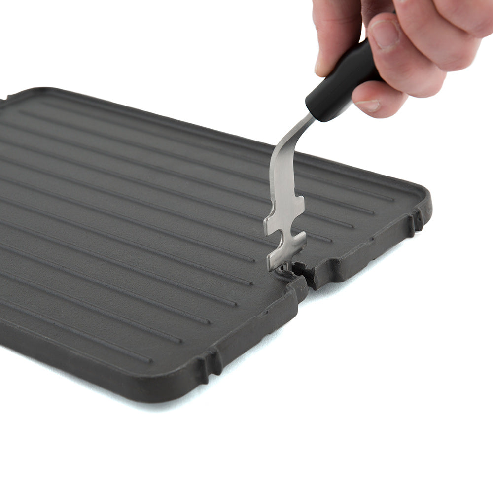 Cast iron griddle with ridged surface and metal support tool attachment