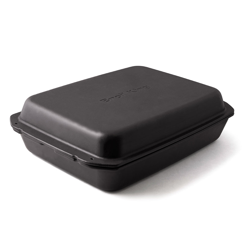 Cast iron multi roaster with closed lid, rectangular design for roasting