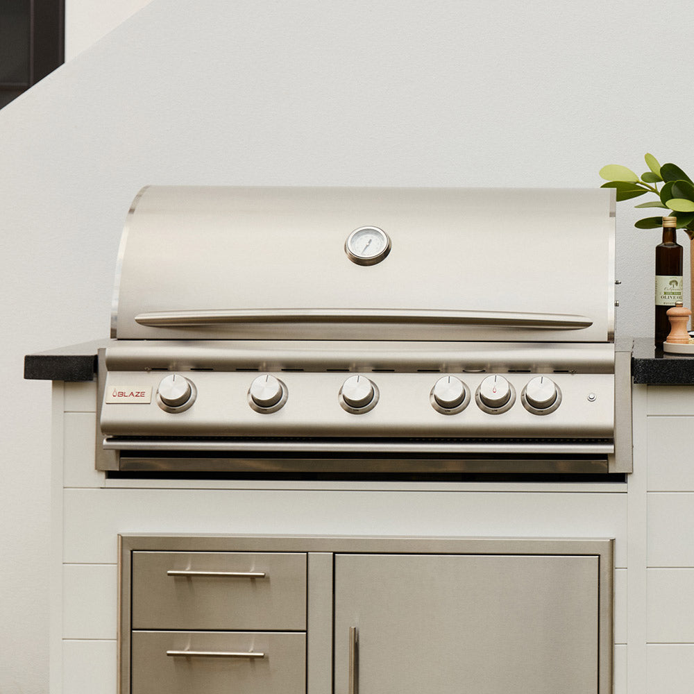 Built-in gas grill with lid thermometer and front control knobs