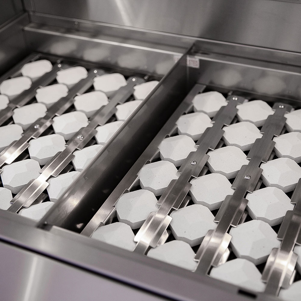 Infrared burner with hex ceramic briquettes and radiant metal bars