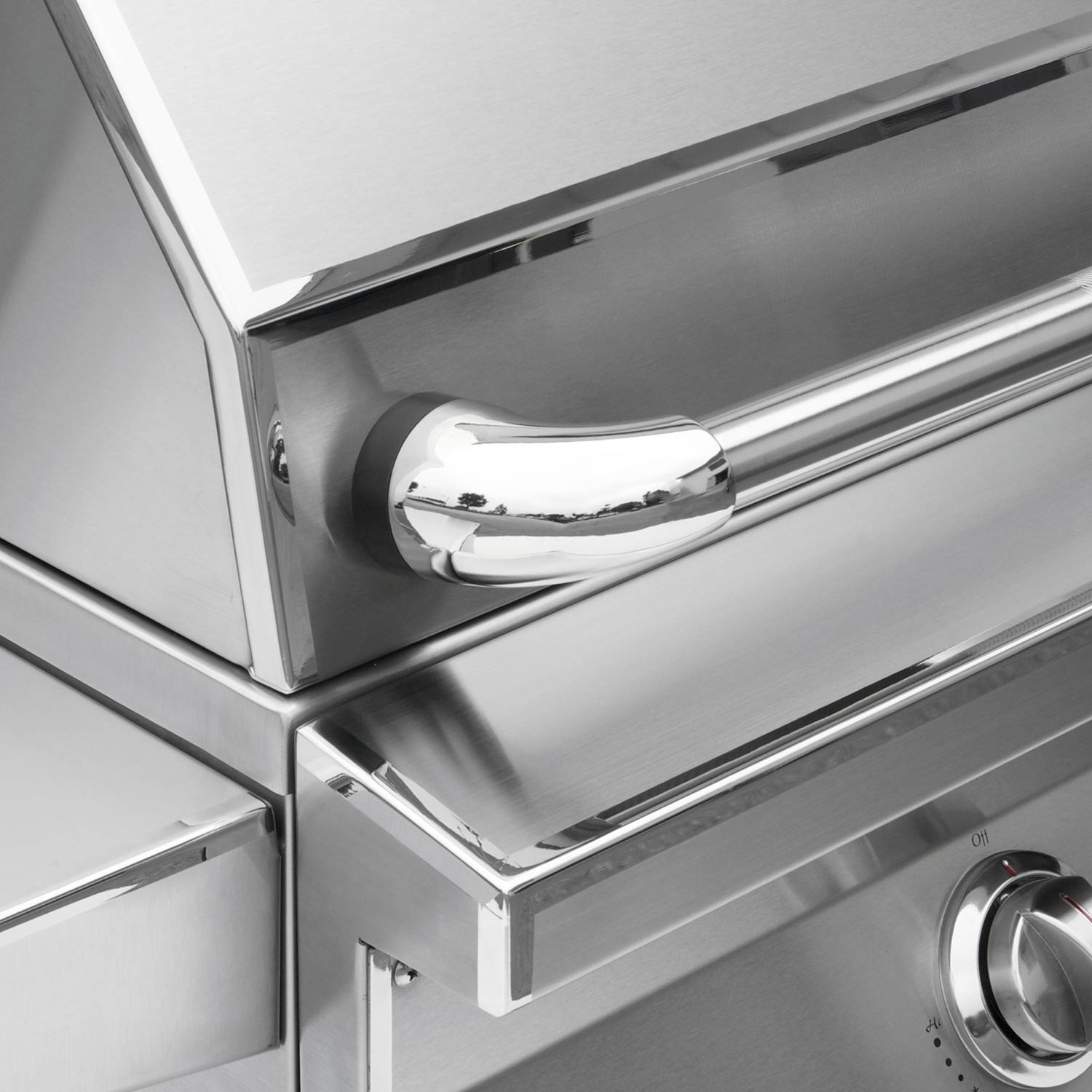 Chrome control knob and lid handle on a stainless freestanding grill